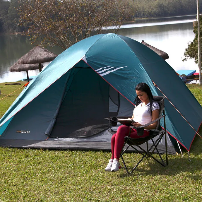 Barraca NTK montada em área de camping à beira de lago